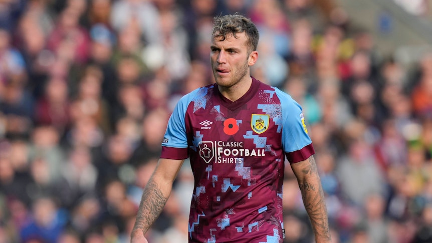 Jordan Beyer im Trikot des FC Burnley am 13. November 2022.
