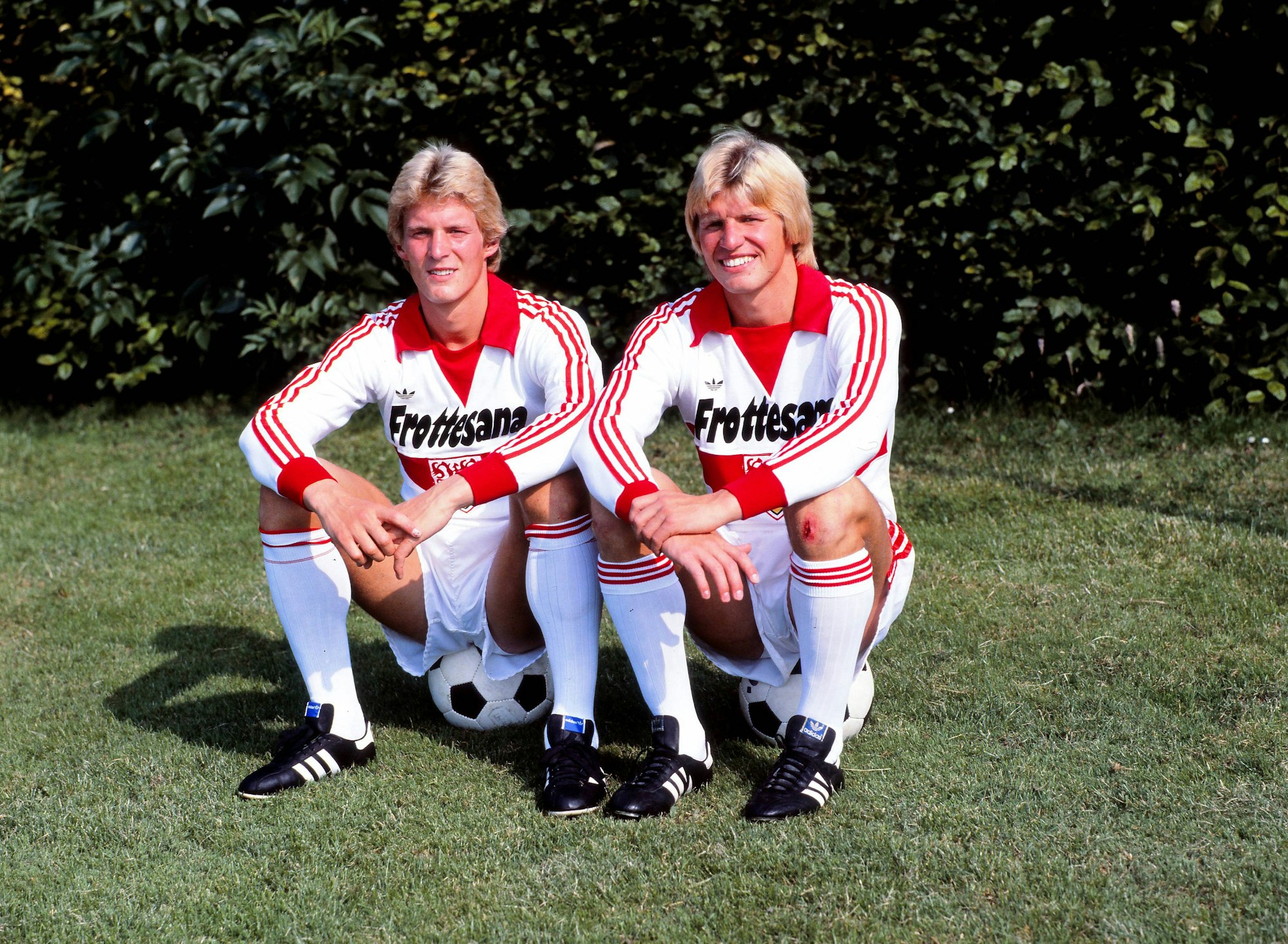 Karlheinz und Bernd Förster sitzen auf Bällen.