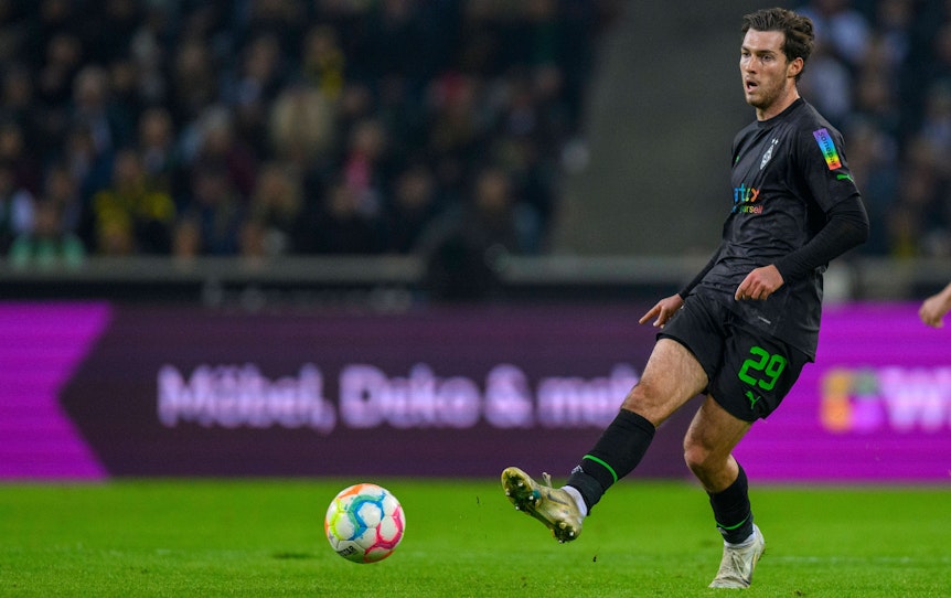 Joe Scally von Borussia Mönchengladbach am 11. November 2022 bei einem Pass.