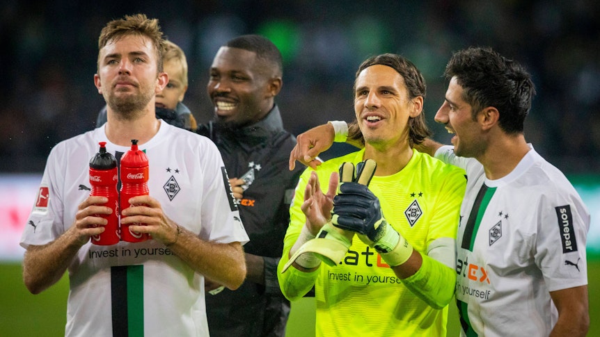 Ex-Gladbach-Keeper Yann Sommer (2.v.r.), hier gemeinsam mit Marcus Thuram (2.v.l.), Lars Stindl (r.) und Christoph Kramer (l.) am 17. September 2022 im Borussia-Park zu sehen. Stindl legt seinen Arm um Sommer.