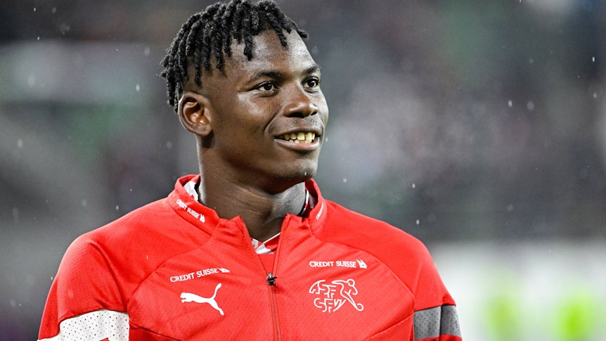 Breel Embolo, Ex-Spieler von Borussia Mönchengladbach, startet am Donnerstag mit der Schweiz gegen Kamerun in die WM 2022 in Katar. Das Foto zeigt ihn am 27. September beim Länderspiel gegen Tschechien in der Nations League.
