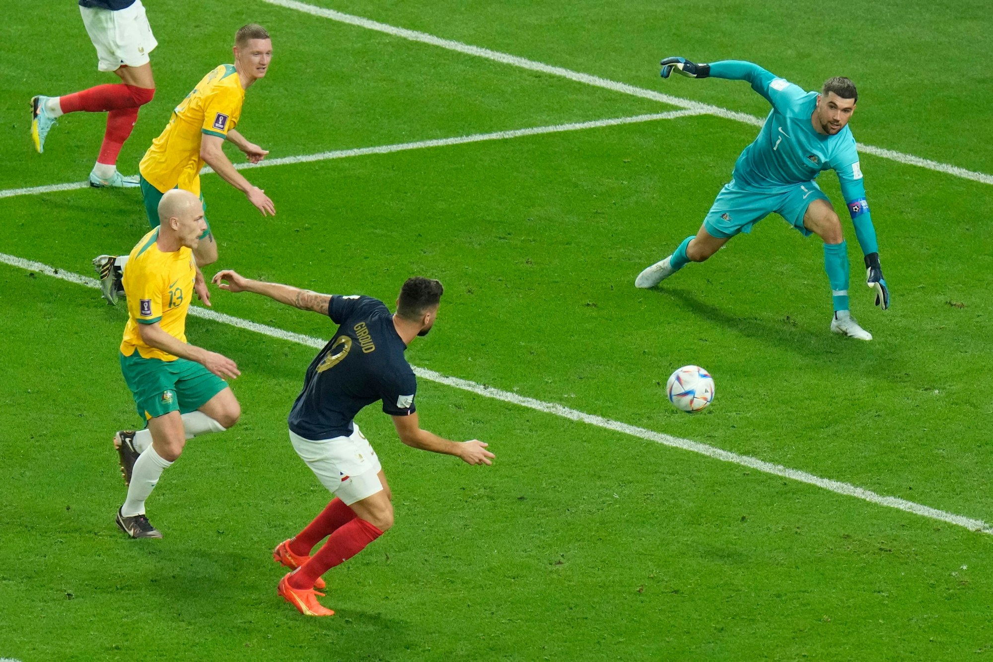 Olivier Giroud trifft zum 2:1 im WM-Spiel gegen Australien.