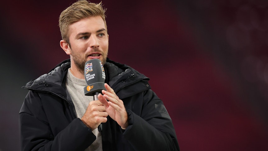 Christoph Kramer, Spieler von Borussia Mönchengladbach und derzeit als „ZDF“-Experte bei der WM im Einsatz, hat sich zur Diskussion um die „One-Love-Binde“ geäußert – und ordentlich in Rage geredet. Das Foto zeigt den 31-Jährigen am 23. September bei einem Länderspiel zwischen Deutschland und Ungarn bei seiner Experten-Tätigkeit am Mikro.