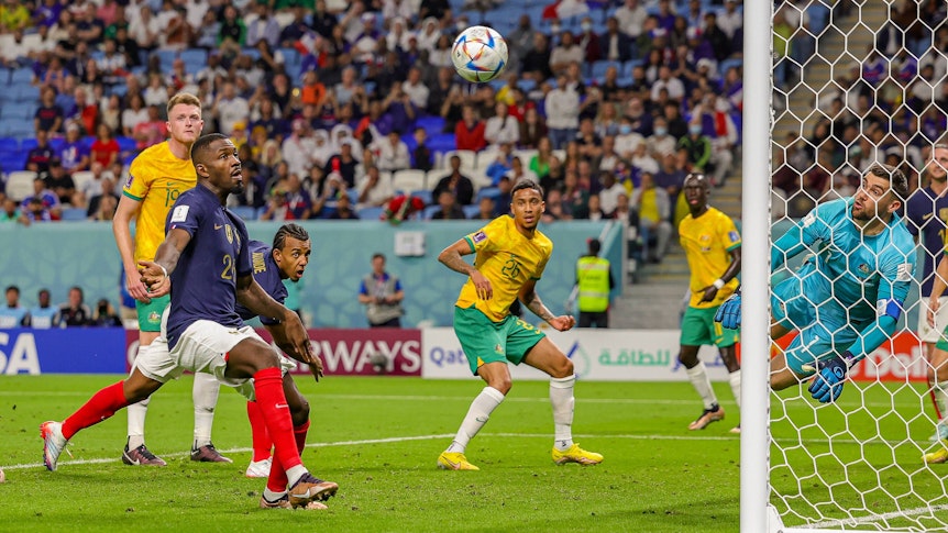 Marcus Thuram (l.) wurde beim WM-Spiel zwischen Frankreich und Australien (22. November 2022) in der 89. Minute eingewechselt. Das Foto zeigt den Angreifer bei einer Szene im Strafraum.