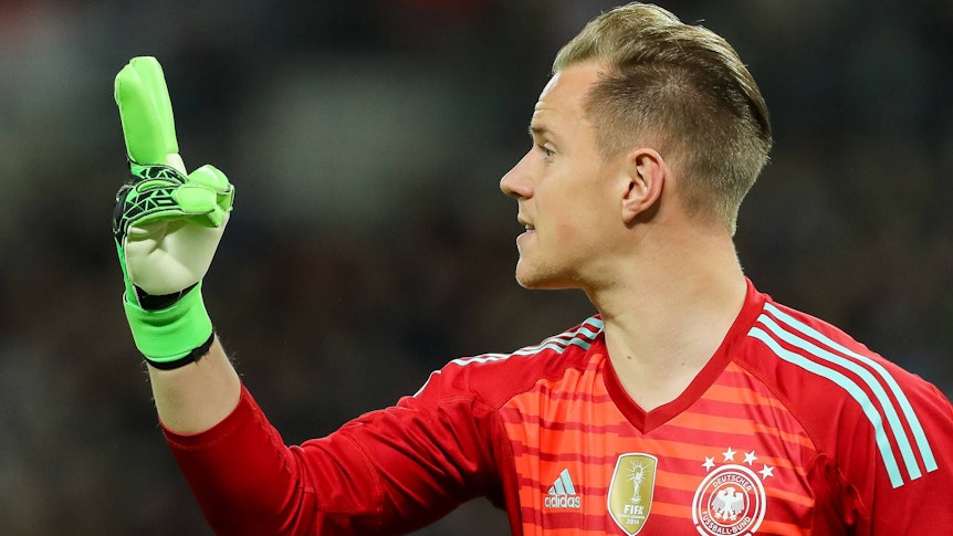 Marc-André ter Stegen, Ex-Profi von Borussia Mönchengladbach und derzeitige Nummer zwei im DFB-Team, stößt das Verhalten der FIFA und die Situation im WM-Gastgeberland Katar sauer auf. Das Foto zeigt ihn am 10. November beim Länderspiel zwischen Deutschland und England gestikulierend.
