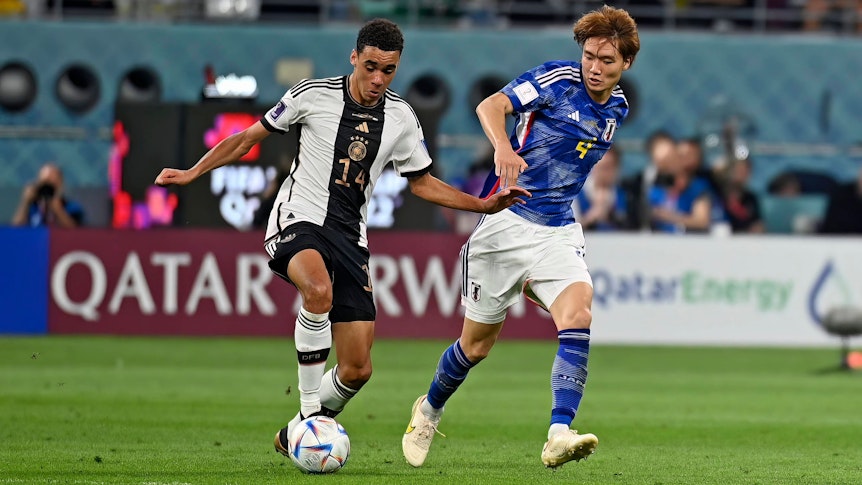 Ko Itakura (r.) von Borussia Mönchengladbach feierte am Mittwoch (23. November 2022) mit der japanischen Nationalmannschaft bei der WM in Katar einen überraschenden 2:1-Sieg gegen Deutschland. Das Foto zeigt ihn im Zweikampf mit Jamal Musiala (l.).