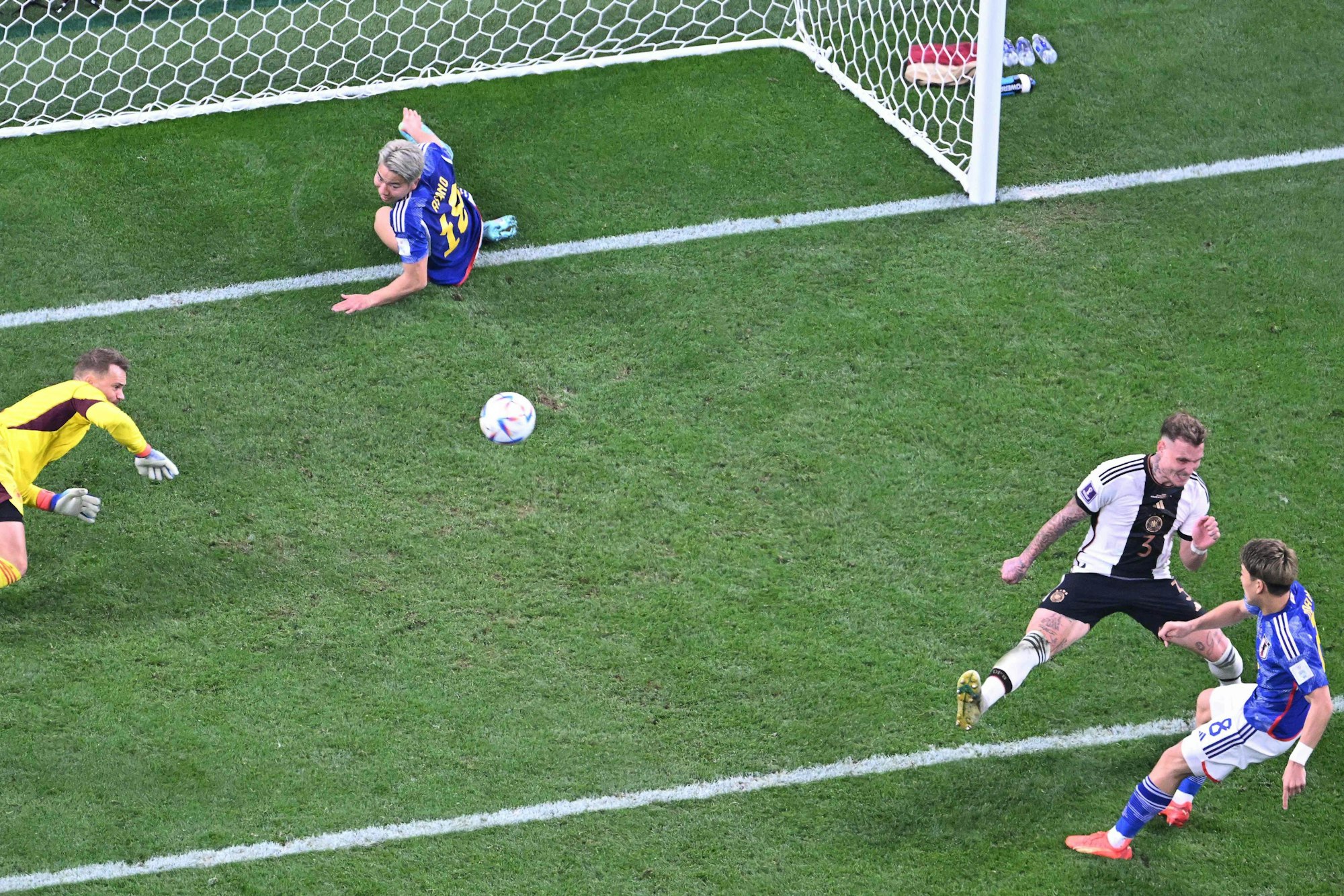 Ritsu Doan trifft für Japan zum 1:1 gegen Deutschland.