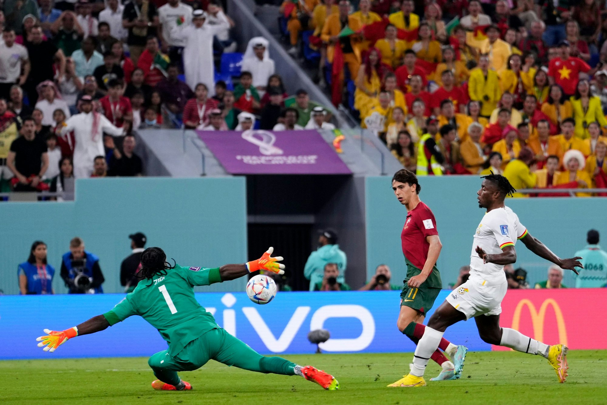 Joao Felix schießt das 2:1 für Portugal gegen Ghana.