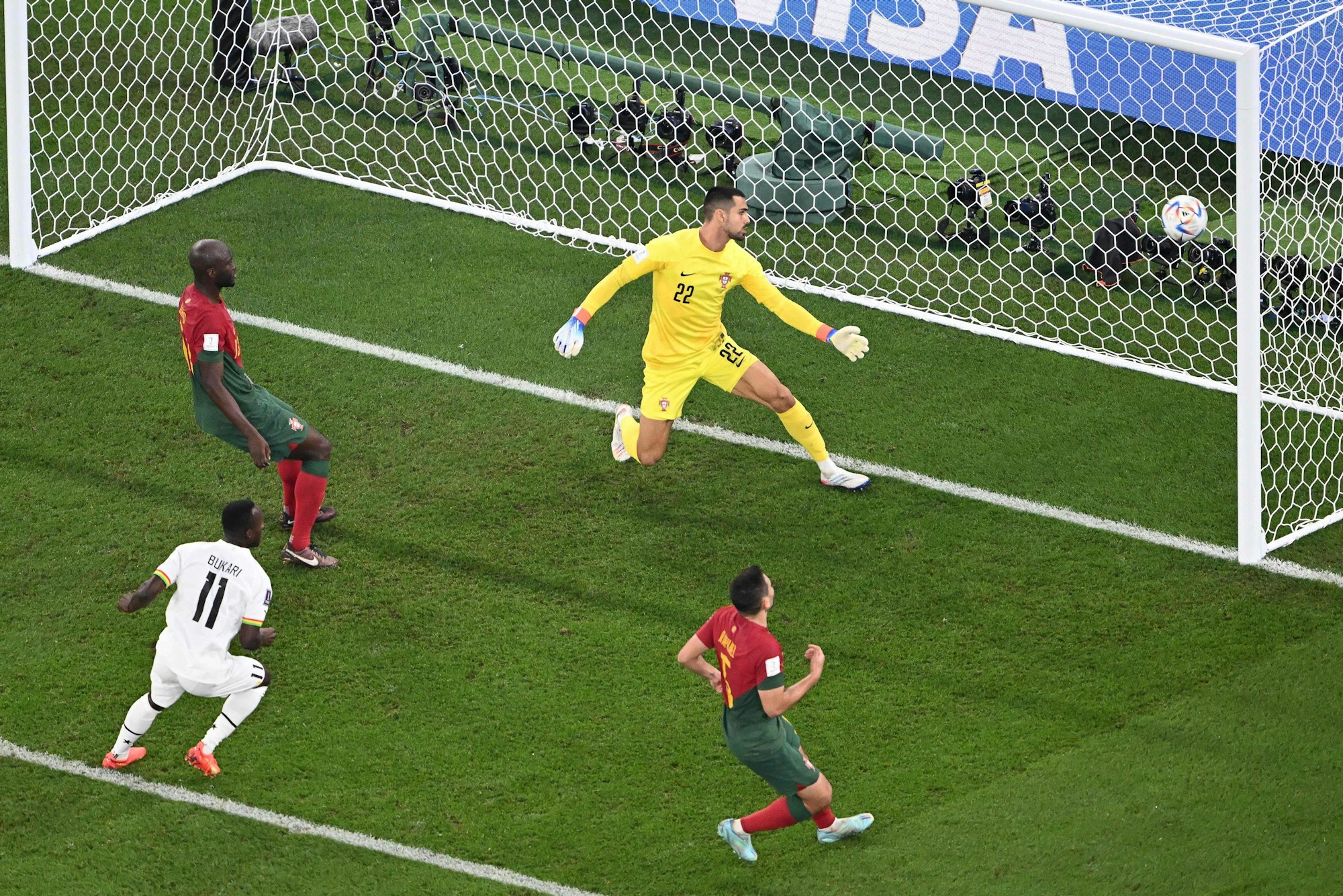 Ghanas Osman Bukari trifft zum 2:3 gegen Portugal.
