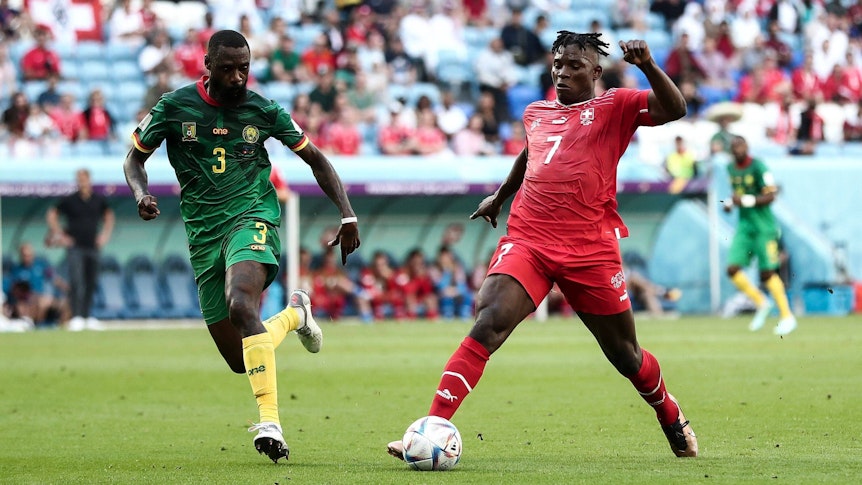 Breel Embolo (r.), Ex-Spieler von Borussia Mönchengladbach, brachte die Schweiz gegen sein Geburtsland Kamerun am Donnerstag (24. November 2022) in Führung. Das Foto zeigt ihn im Duell mit Nicolas Nkoulou.