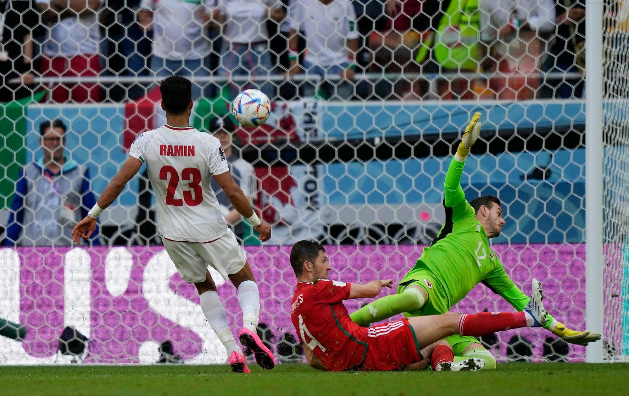 Ramin Rezaeian schießt das Tor zum 2:0 gegen Wales.