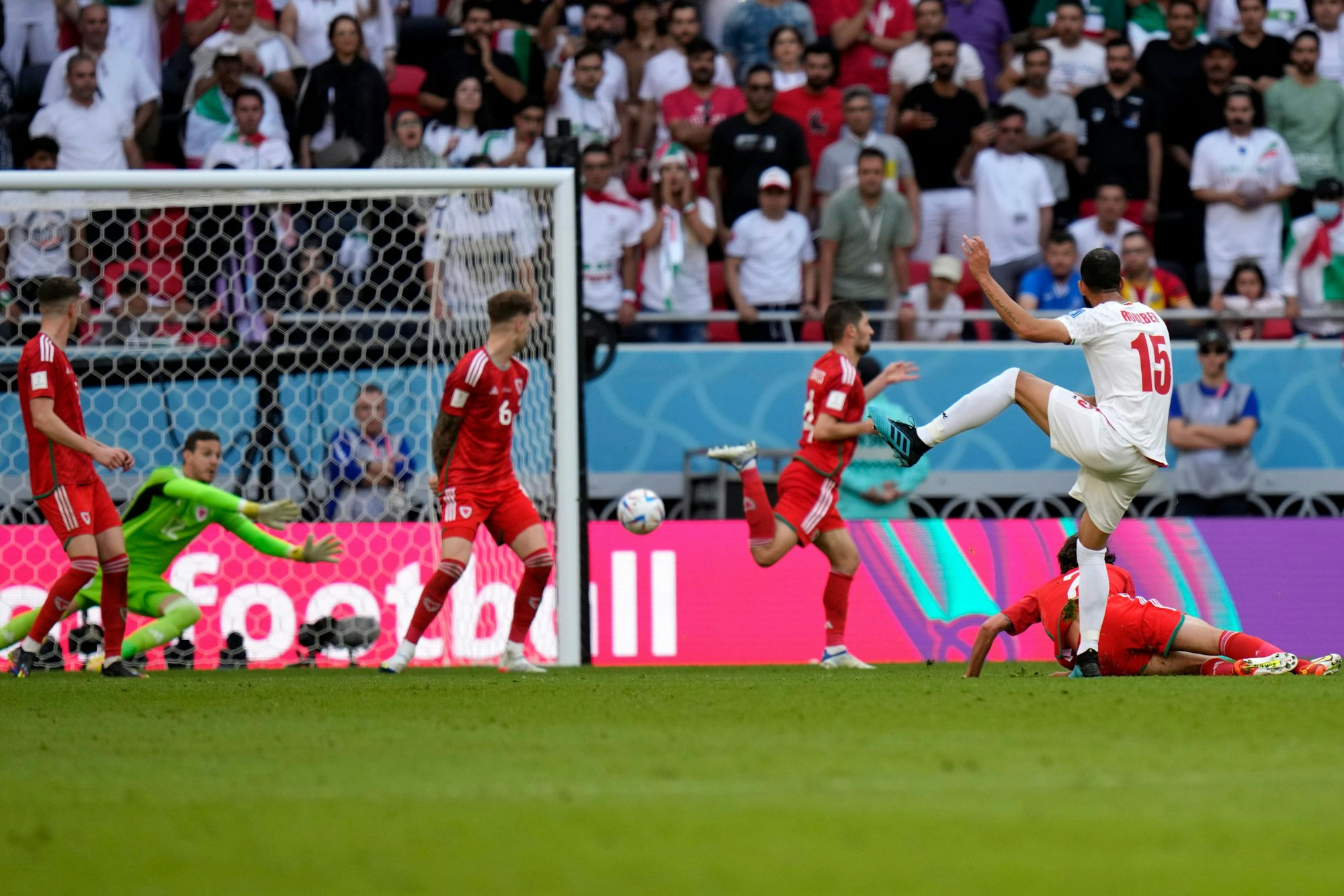Rouzbeh Cheshmi erzielt das 1:0 gegen Wales.