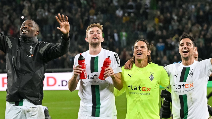Marcus Thuram, Christoph Kramer, Yann Sommer und Lars Stindl (v. l. n. r.) jubeln am 17. September 2022 nach dem Heimsieg von Borussia Mönchengladbach gegen RB Leipzig gemeinsam vor der Nordkurve im Borussia-Park.