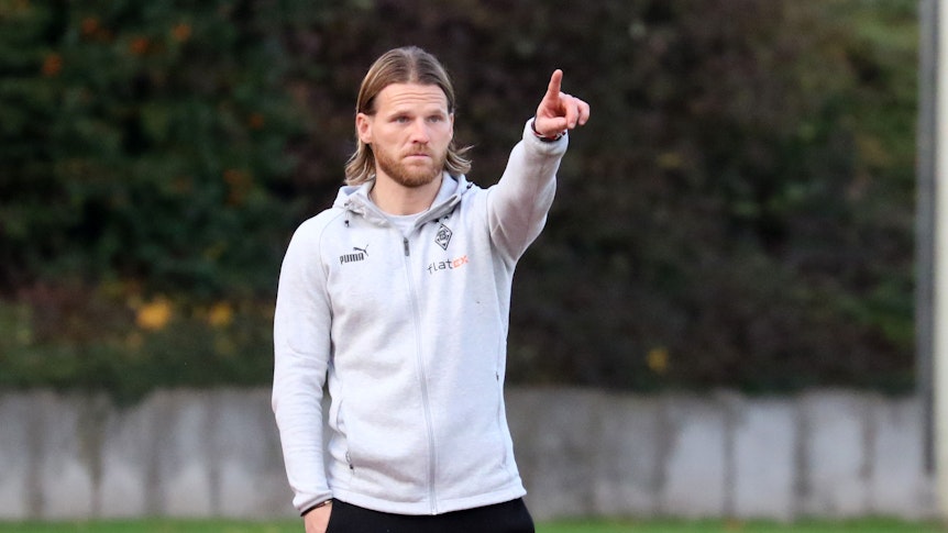 Eugen Polanski, Trainer der U23 von Borussia Mönchengladbach, zeigt mit dem linken Zeigefinger nach oben und gibt Anweisungen.