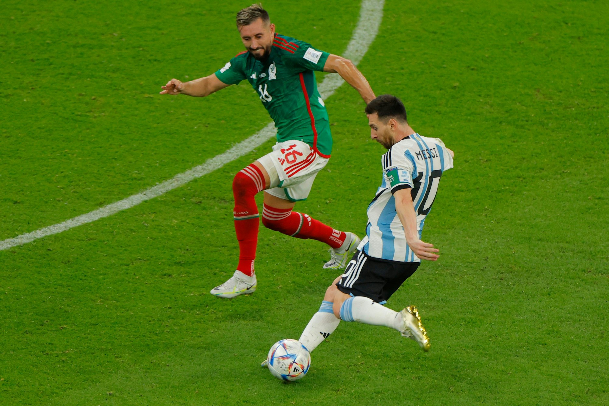 Lionel Messi schießt, Ander Herrera kann nur zuschauen.