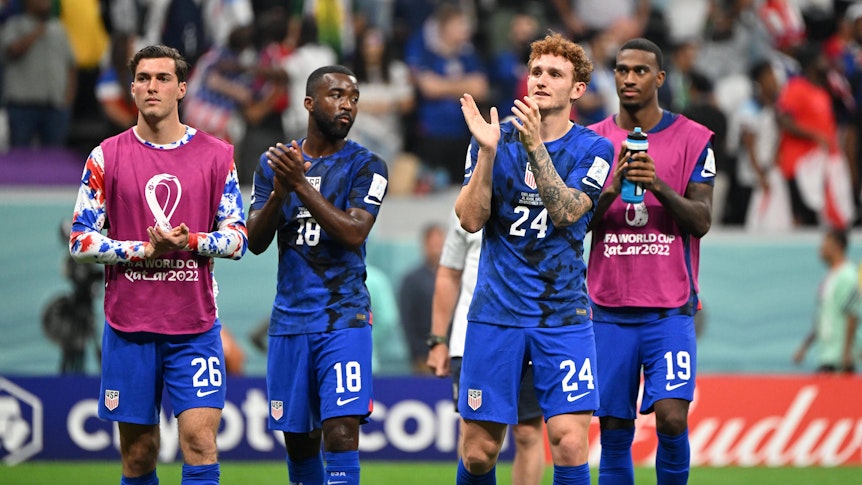 Joe Scally von Borussia Mönchengladbach (l.), hier nach dem Spiel zwischen den USA und England am 25. November 2022, bedankt sich mit seinen Teamkollegen bei den Fans. Shaquell Moore, Josh Sargent und Haji Wright (v. l. n. r.) sind ebenfalls zu sehen.