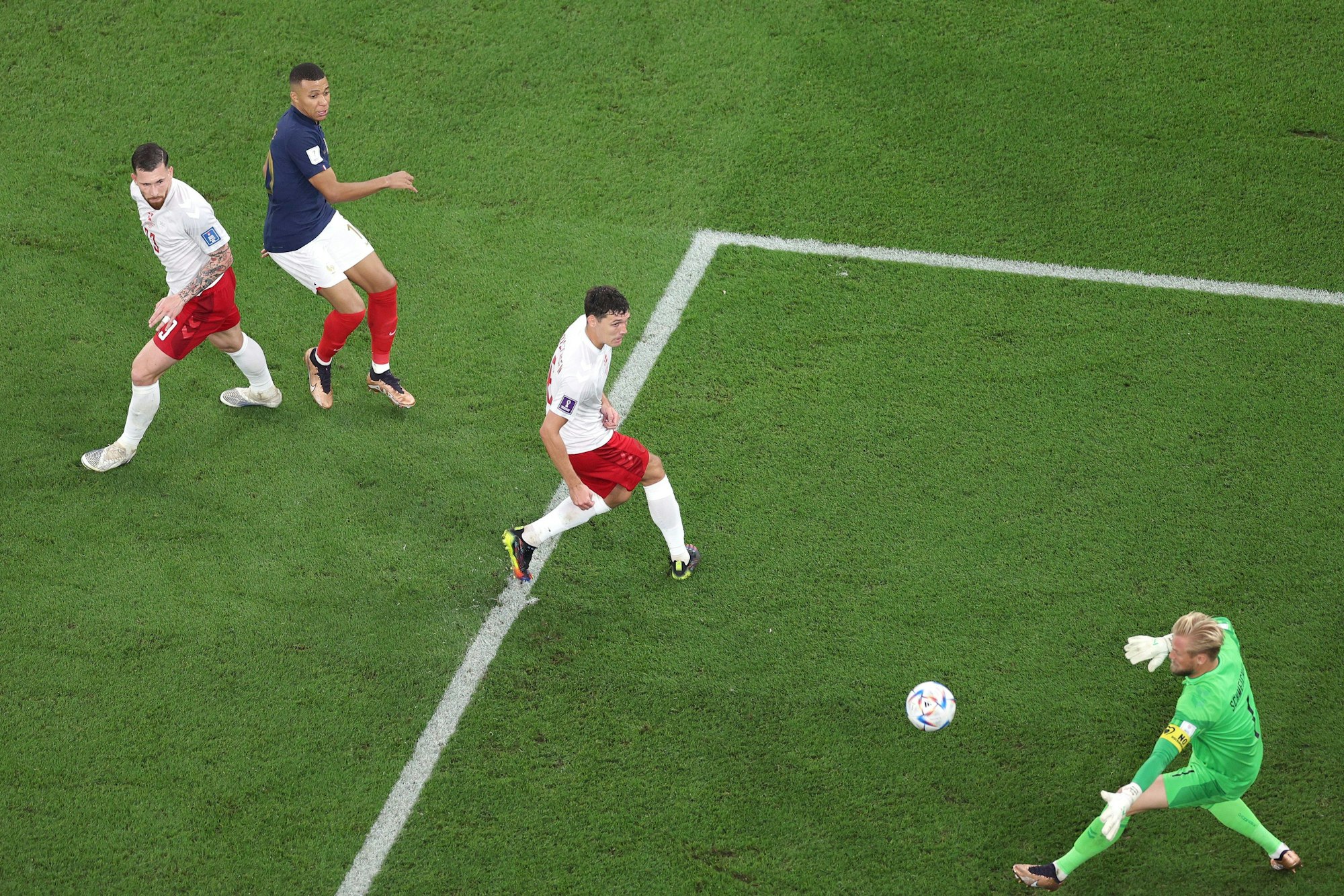 Kylian Mbappe trifft aus kurzer Distanz gegen Dänemark-Keeper Kasper Schmeichel für Frankreich.