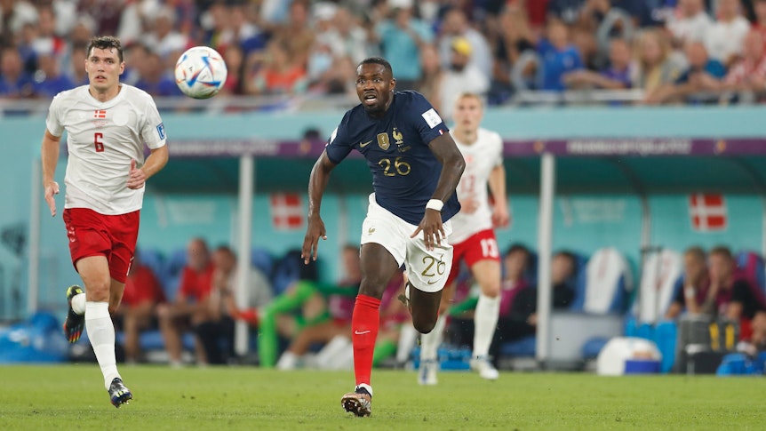 Marcus Thuram von Borussia Mönchengladbach im Trikot der französischen Nationalmannschaft beim WM-Spiel gegen Dänemark am 26. November 2022 in Katar. Ex-Gladbacher Andreas Christensen verfolgt ihn.