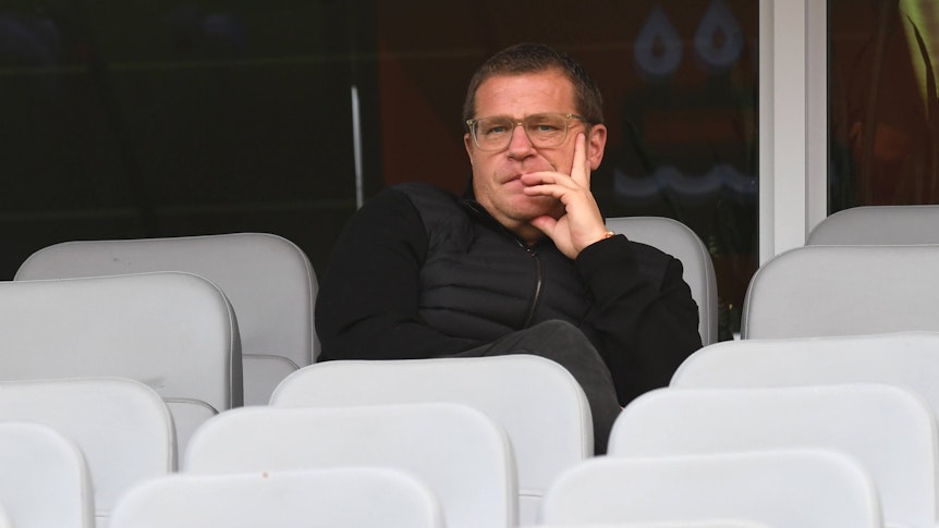 Max Eberl, ehemaliger Manager von Borussia Mönchengladbach, startet im Dezember seine neue Aufgabe bei RB Leipzig. Das Foto zeigt ihn am 22. Oktober bei einem Spiel der „Roten Bullen“ gegen Bayer Leverkusen auf der Tribüne nachdenklich schauend.