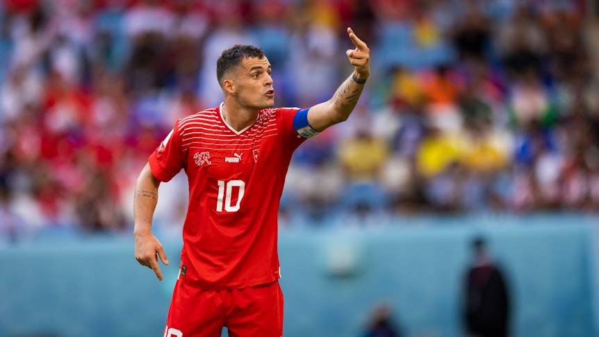 Granit Xhaka, Ex-Spieler von Borussia Mönchengladbach, erwartet mit der Schweizer Nationalmannschaft ein schwieriges Spiel gegen Brasilien bei der WM in Katar. Das Foto zeigt ihn am 24. November beim ersten Gruppenspiel gegen Kamerun aggressiv gestikulierend.