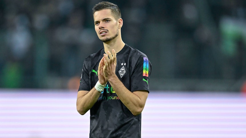 Julian Weigl, hier am 11. November 2022 nach dem Bundesliga-Spiel zwischen Borussia Mönchengladbach und Borussia Dortmund, kann sich eine Zukunft bei den Fohlen vorstellen. Das Bild zeigt ihn beim Applaudieren.