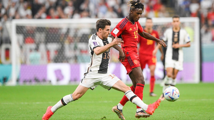 Jonas Hofmann (l.) von Borussia Mönchengladbach erspielte am Sonntag (27. November 2022) mit der deutschen Nationalmannschaft ein 1:1-Remis gegen Spanien im zweiten Gruppenspiel bei der WM in Katar. Das Foto zeigt ihn beim Zweikampf mit Jeremy Pino (r.).
