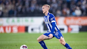 Oscar Wendt, ehemaliger Spieler von Borussia Mönchengladbach, hat seinen Vertrag beim IFK Göteborg um ein weiteres Jahr, bis 2023, verlängert. Das Foto zeigt den Schweden am 17. Oktober 2022 beim Spiel gegen Malmö FF am Ball.