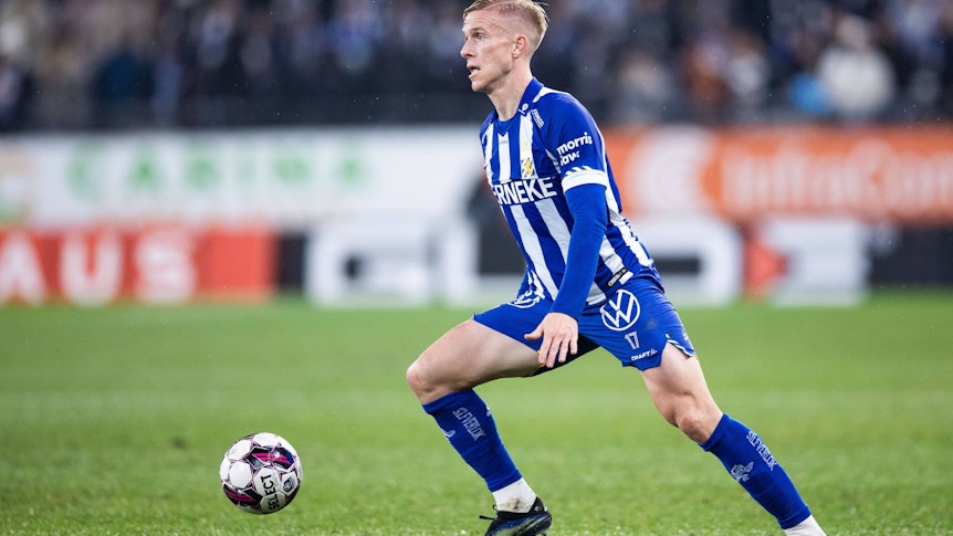 Oscar Wendt, ehemaliger Spieler von Borussia Mönchengladbach, hat seinen Vertrag beim IFK Göteborg um ein weiteres Jahr, bis 2023, verlängert. Das Foto zeigt den Schweden am 17. Oktober 2022 beim Spiel gegen Malmö FF am Ball.