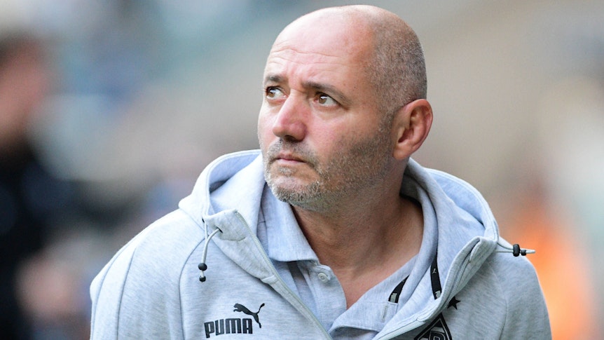 Oliver Neuville, hier am 22. Oktober beim Spiel zwischen Borussia Mönchengladbach und Eintracht Frankfurt, hat sich zu einem möglichen Abgang von Top-Stürmer Marcus Thuram geäußert. Auf dem Foto sieht man ihn in Nahaufnahme skeptisch nach oben schauend.