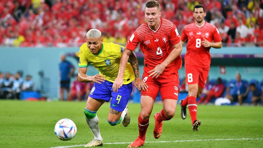 Nico Elvedi (r.) von Borussia Mönchengladbach, hier im Zweikampf mit dem Brasilianer Richarlison (l.), hat am Montag (28. November 2022) mit der Schweiz eine 0:1-Niederlage gegen Brasilien verkraften müssen.