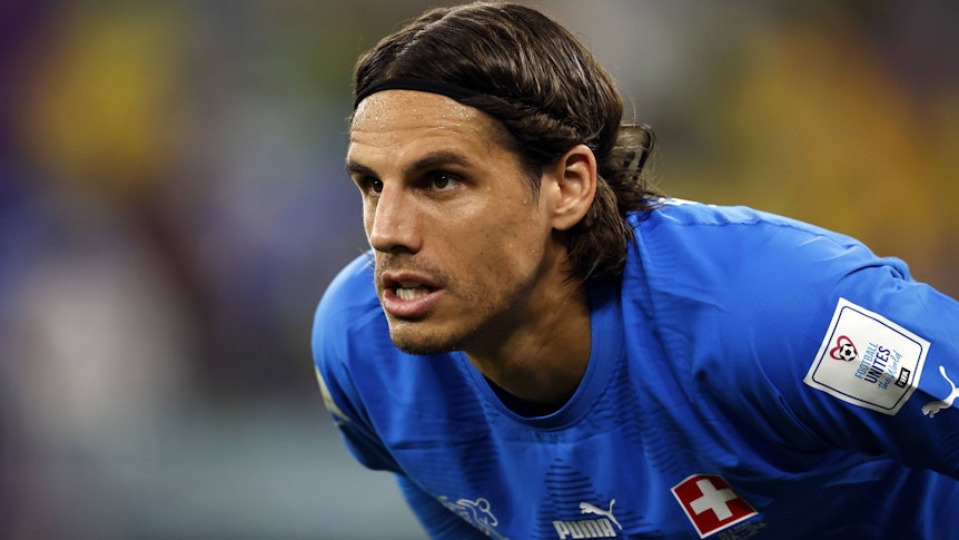 Yann Sommer, Keeper von Borussia Mönchengladbach und der Schweizer Nationalmannschaft, soll das Interesse von Real Madrid geweckt haben. Das Foto zeigt ihn beim WM-Spiel gegen Brasilien am 28. November 2022 in Nahaufnahme mit fokussiertem Blick.