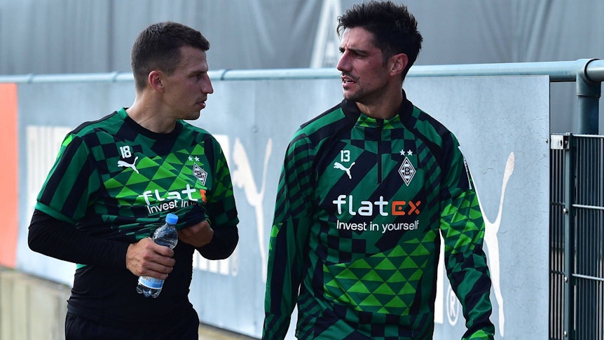 Stefan Lainer (l.) und Lars Stindl (r.) bei einer Trainingseinheit von Borussia Mönchengladbach am 27. Juli 2022 im Borussia-Park.