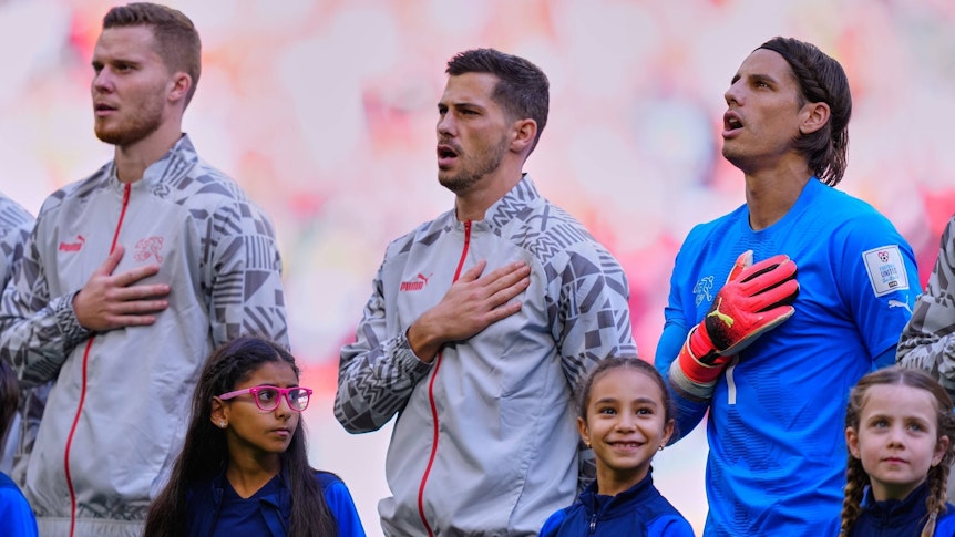 Nico Elvedi (l.) und Yann Sommer (r.) von Borussia Mönchengladbach, hier am 24. November 2022 beim WM-Gruppenspiel gegen Kamerun in Katar beim Singen der Hymne, drohen für das Match gegen Serbien auszufallen.