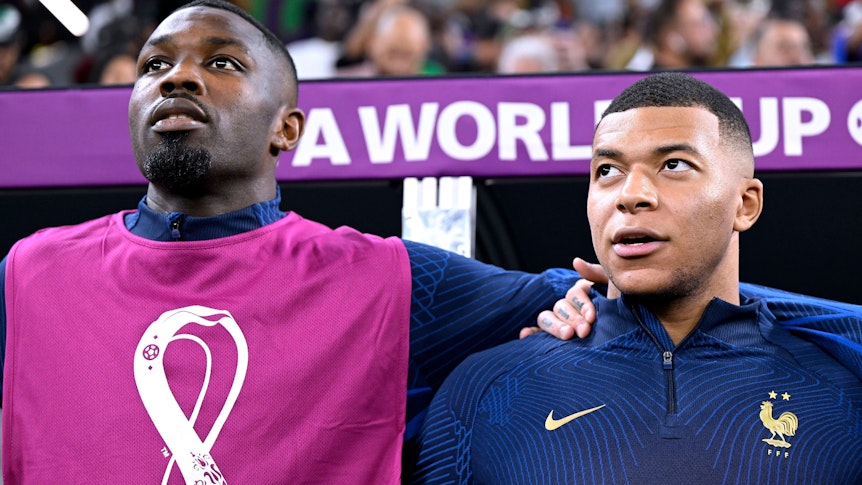 Marcus Thuram (l.) von Borussia Mönchengladbach, hier mit Kylian Mbappé beim Singen der Hymne, hat sich mit der französischen Nationalmannschaft für das WM-Achtelfinale in Katar qualifiziert.