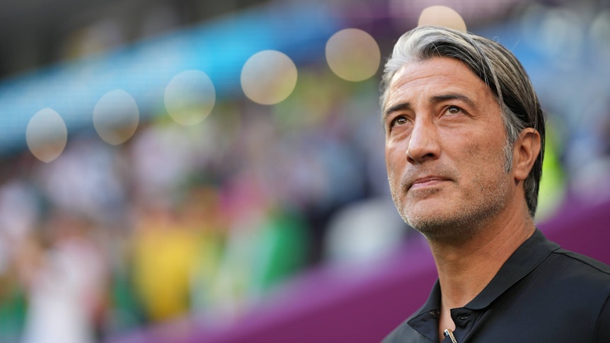 Murat Yakin, Trainer der Schweizer Nationalmannschaft, vor dem ersten Gruppenspiel gegen Kamerun am 24. November 2022 fokussiert schauend in Nahaufnahme.