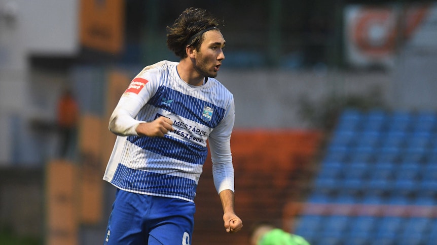 Stürmer Dion Drena Beljo bejubelt sein Tor im Trikot von NK Osijek im Spiel gegen HNK Sibenik in der ersten kroatischen Liga, indem er die Faus ballt.