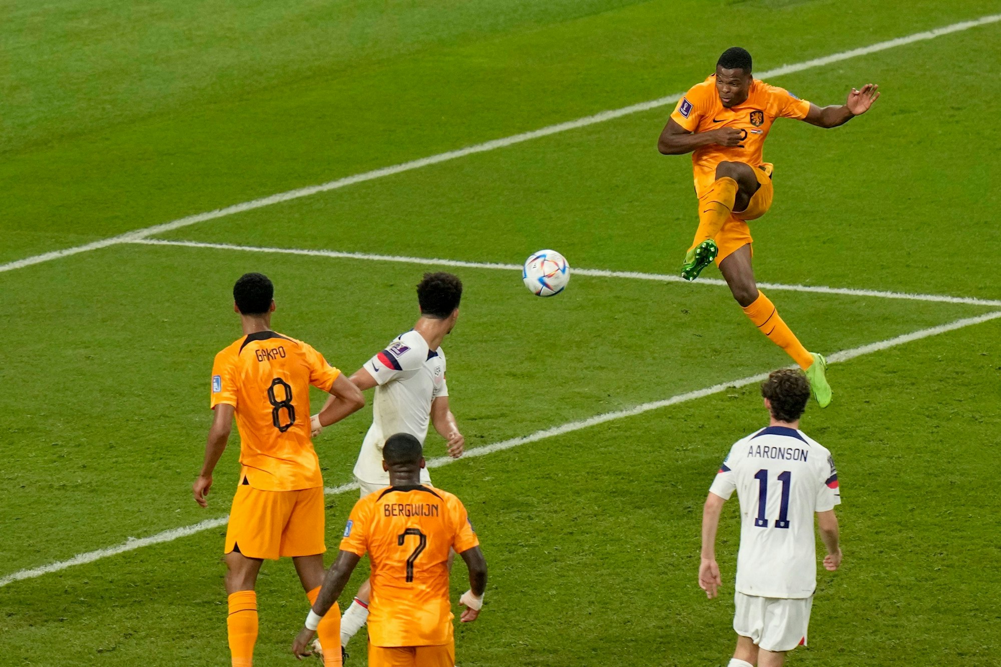 Denzel Dumfries drückt den Ball bei der WM 2022 aus sechs Metern zum 3:1 der Niederlande gegen die USA über die Linie.