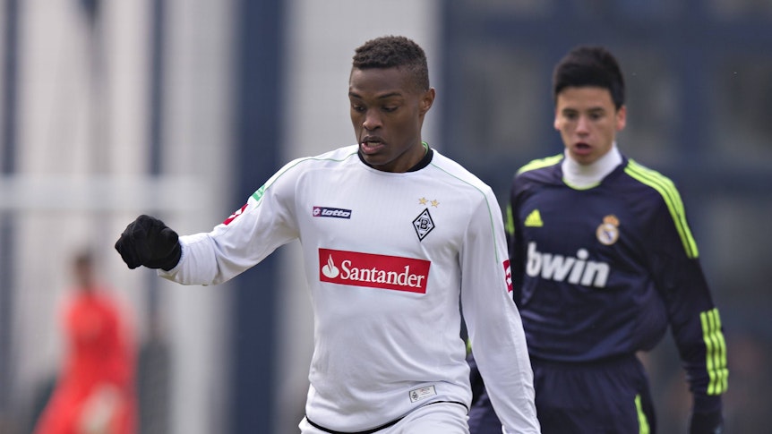 Joy-Lance Mickels im Trikot von Borussia Mönchengladbach, zu sehen am 31.03.2013 bei der „U19 Champions Trophy“ in Düsseldorf im Duell mit Javi Munoz von Real Madrid.