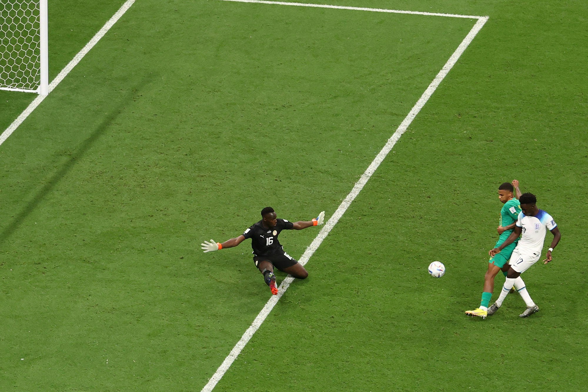 Bukayo Saka legt den Ball an Ismail Jakobs und Edouard Mendy zum 3:0 ins Tor vorbei.