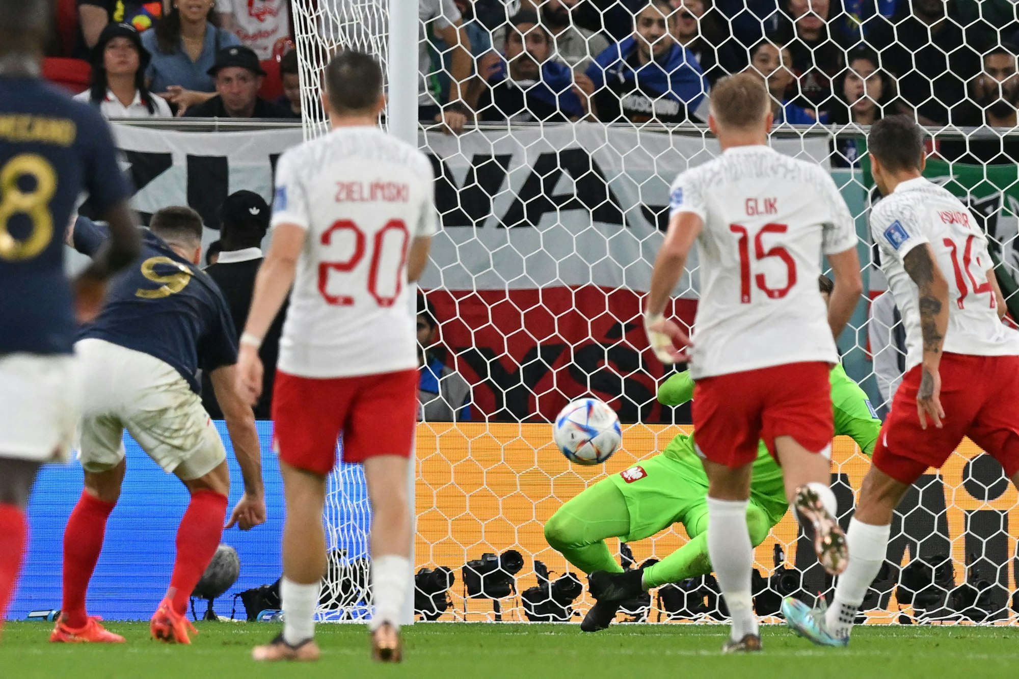 Olivier Giroud (Nummer 9) bezwingt Polen-Keeper Wojciech Szczesny und erzielt die 1:0-Führung im Achtelfinale für Frankreich.