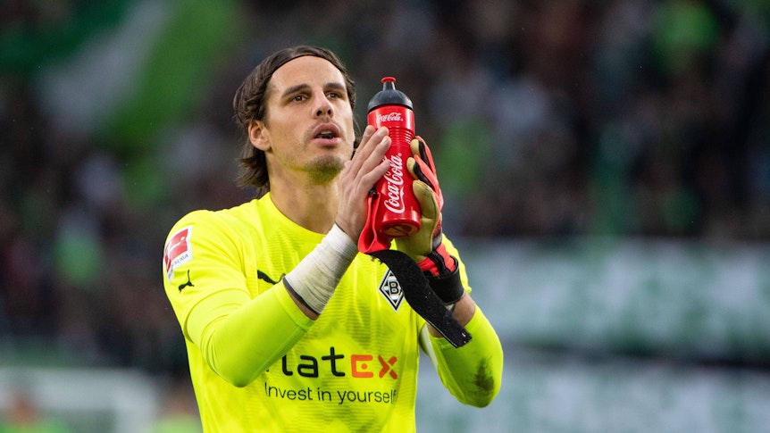 Gladbachs Torhüter Yann Sommer, hier am 15. Oktober 2022 gegen den VfL Wolfsburg. Sommer hält eine Trinkflasche in der Hand und applaudiert in Richtung der mitgereisten Fans.