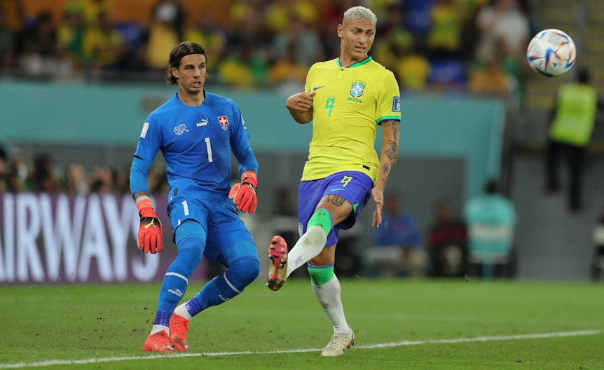 Yann Sommer, Torhüter von Fußball-Bundesligist Borussia Mönchengladbach, auf diesem Foto am 28. November 2022 im WM-Einsatz für die Schweiz gegen Brasilien in Doha zu sehen. Sommer schlägt den Ball vor Richarlison weg.