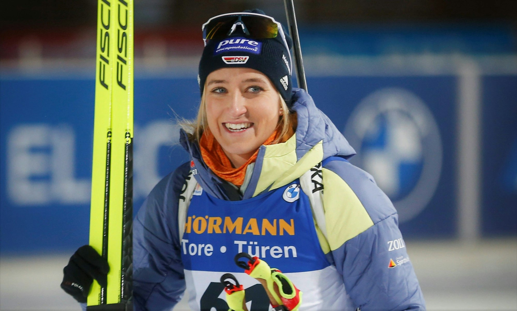 Anna Weidel lacht nach ihrem Auftritt beim Biathlon-Weltcup in Kontiolahti.