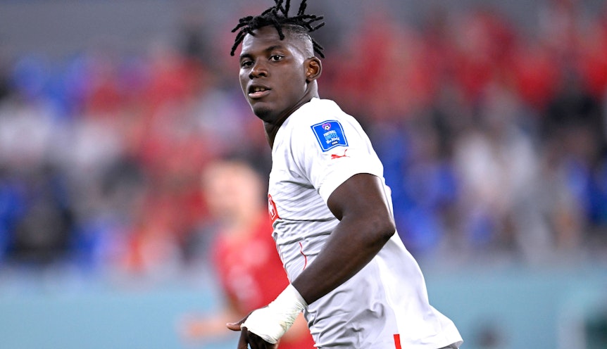 Breel Embolo, ehemaliger Stürmer von Borussia Mönchengladbach und aktuell bei AS Monaco unter Vertrag, spielt für die Schweiz bei der WM in Katar. Auf diesem Bild ist er am 2. Dezember 2022 im Duell gegen Serbien zu sehen. Embolo hat die linke Hand bandagiert.