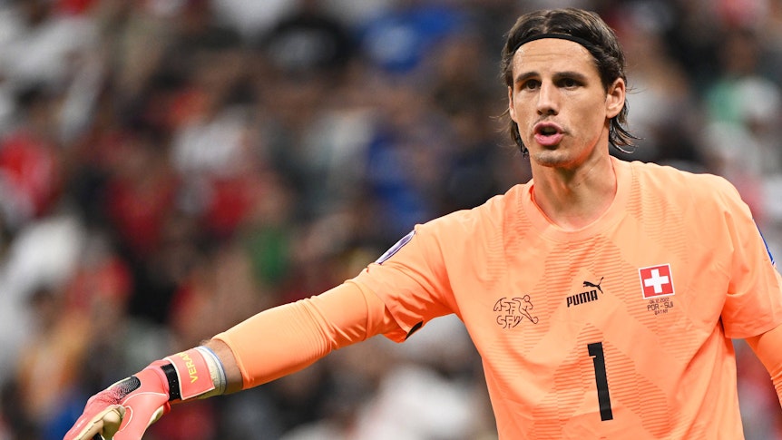 Yann Sommer, Keeper bei Fußball-Bundesligist Borussia Mönchengladbach, ist am Dienstag (6. Dezember 2022) mit der Schweiz bei der Weltmeisterschaft in Katar nach einer derben Niederlage gegen Portugal ausgeschieden. Sommer macht eine Geste mit dem rechten Arm.