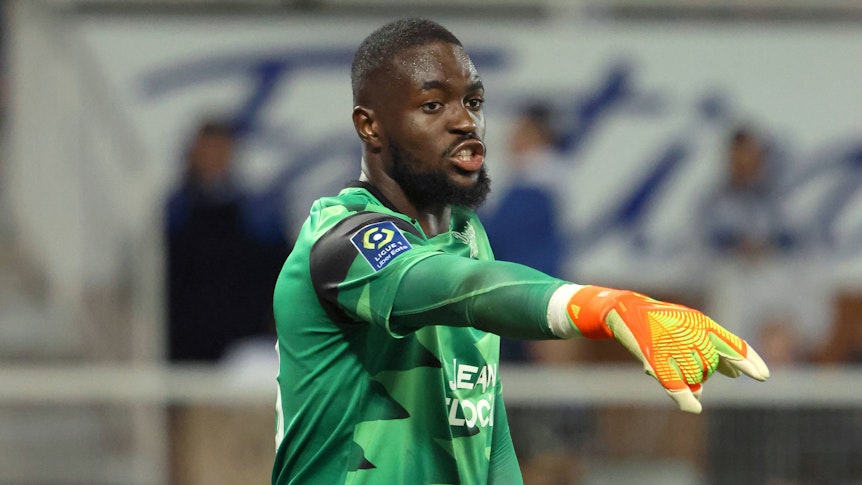 Yvon Mvogo vom FC Lorient soll angeblich Thema bei Fußball-Bundesligist Borussia Mönchengladbach sein. Auf diesem Foto ist der Schweizer Torhüter am 16. September 2022 zu sehen. Er macht mit seinem rechten Arm eine Geste und zeigt etwas an.
