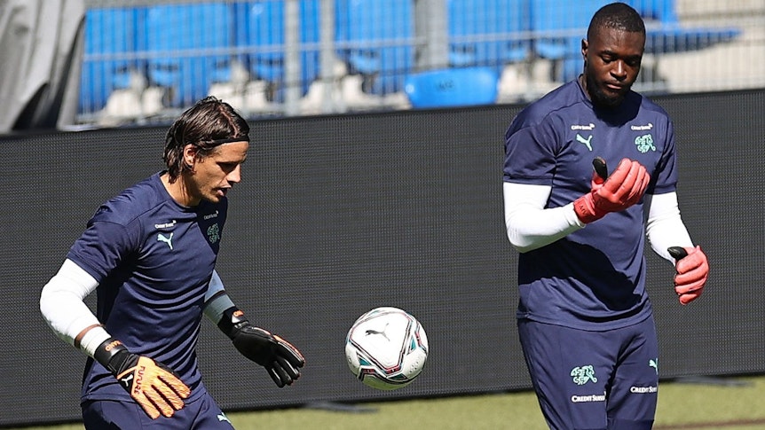 Schweizer Keeper: Yann Sommer (l.) und Yvon Mvogo (r.) beim gemeinsamen Training im Stadion St. Jakob-Park in Basel. Dieses Foto zeigt die beiden am 5. September 2020. Sommer hat den Ball im Blick.