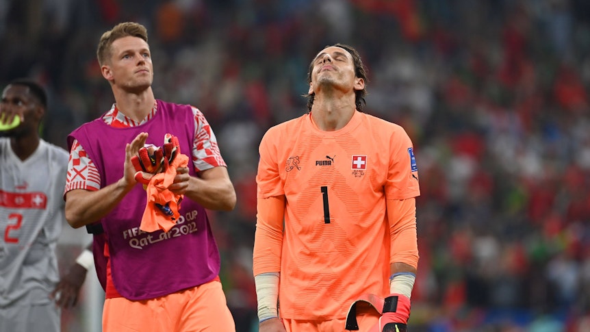 Frust pur nach dem WM-Aus mit der Schweiz am Dienstag (6. Dezember 2022) in Katar: Keeper Yann Sommer (r.), der bei Fußball-Bundesligist Borussia Mönchengladbach unter Vertrag steht. Daneben ist Ersatztorwart Jonas Omlin (l.) zu sehen. Sommer schaut enntäuscht nach obene, Omlin klatscht in die Hände.