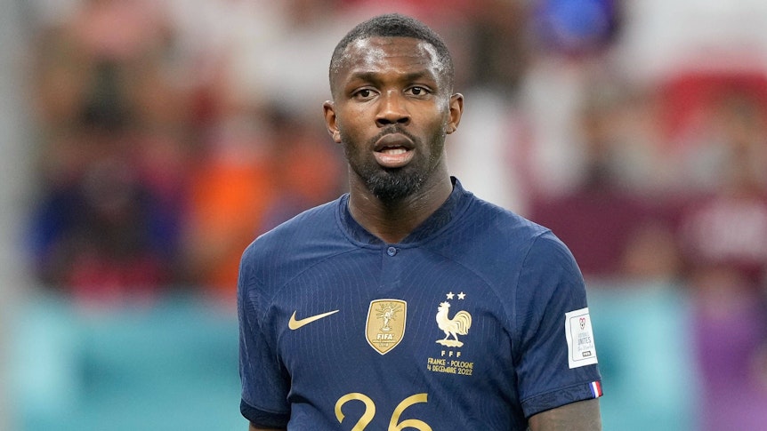 Marcus Thuram, Stürmer von Borussia Mönchengladbach, ist für Frankreich bei der WM in Katar im Einsatz. Hier ist er am 4. Dezember 2022 beim Duell gegen Polen in Doha zu sehen. Thuram hat die Nummer 26, er blickt nach vorne.