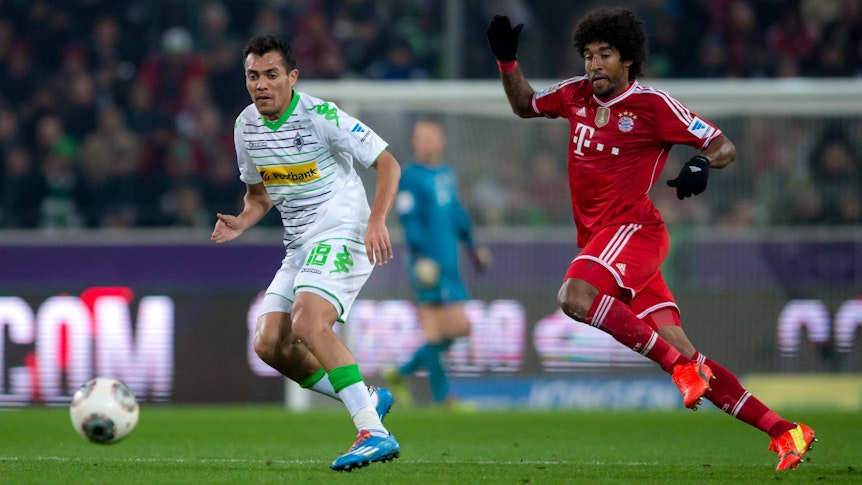 Ex-Gladbach-Star Juan Arango (l.) im Zweikampf mit Dante (r., Bayern München) am 24. Januar 2014 im Borussia-Park. Beide Spieler haben den Ball im Blick.